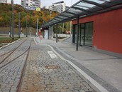Nástupní zastávka Radlická, kde je projídjící tramvaj píli blízko nástupnímu ostrvku