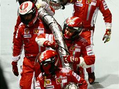 Velk cena Singapuru: mechanici Ferrari se vrac do box s utrenou tankovac hadic