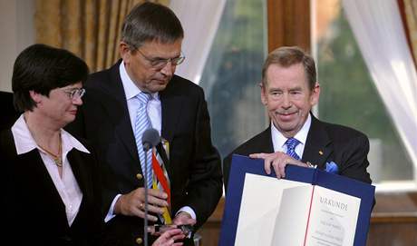 Exprezident Václav Havel s cenou. Vlevo jsou ministryn pro spolkové záleitosti Durynska Christine Lieberknechtová a nmecký velvyslanec v esku Helmut Elfenkämper.