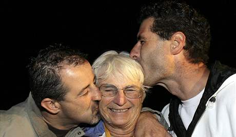 Jednu z pti unesených Italek pivítali na letiti její dva synové (30. záí 2008).