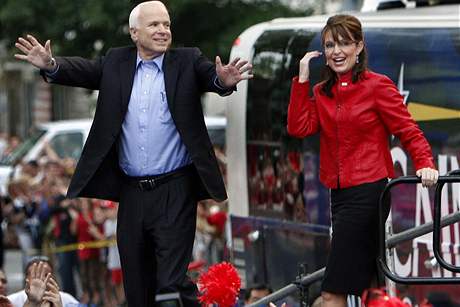 John McCain a Sarah Palinová na pedvolebním mítinku