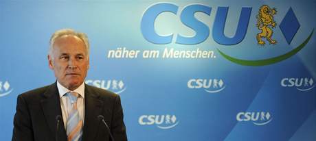 éf nmecké CSU Erwin Huber oznamuje médiím svou rezignaci po volebním debaklu jeho strany v Bavorsku