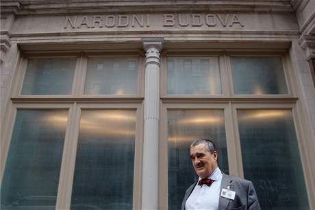 Karel Schwarzenberg ped eskou národní budovou v New Yorku.