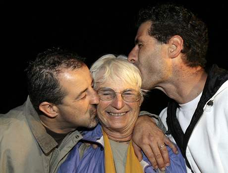 Jednu z pti unesených Italek pivítali na letiti její dva synové (30. záí 2008).