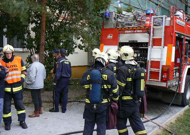 Kvli áru popraskalo topení i vypadla okna.