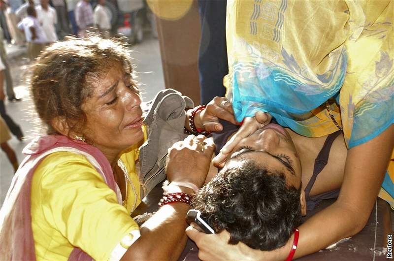 Matka oplakává syna, kterého ulapal dav poblí chrámu amunda v indickém stát Rádasthán