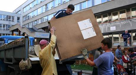 Vysthovaní Romové dostali od msta poslední anci ke splacení svých dluh. Jestli do 14 dn nezaplatí, skoní na ulici.