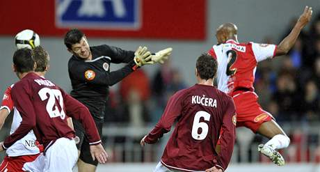 Sparta - Slavia: Mickael Tavares dává druhý gól slavie v derby.