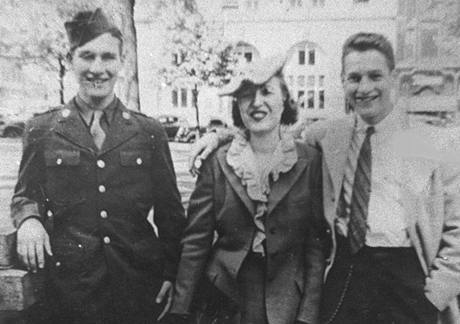 Paul Newman (vpravo) pózuje s maminkou Terezií a bratrem Arthurem.