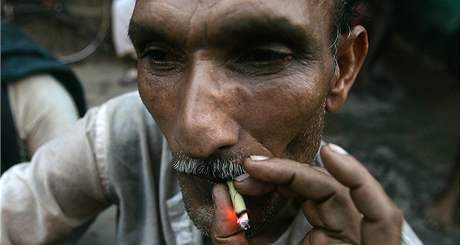 Obyvatel indické Kalkaty si vychutnává jednu ze svých posledních cigaret na veejnosti. (1.íjna 2008)