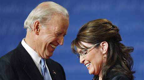 Debata viceprezidentských kandidát Sarah Palinové a Joe Bidena byla tvrdá a zárove sluná.