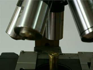 Zkoumn nbojnice pod mikroskopem