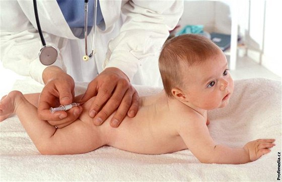 Podle zákona musí všichni rodiče zdravých dětí nechat své ratolesti naočkovat. Ilustrační foto