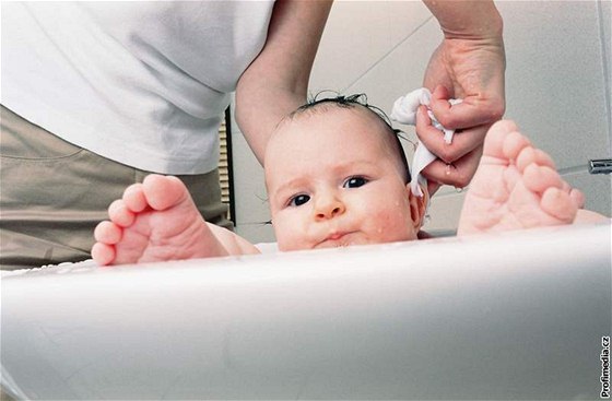 Jakmile s miminkem přijedete z porodnice domů, možná budete mít pocit, že ho musíte uchovávat ve sterilní čistotě.