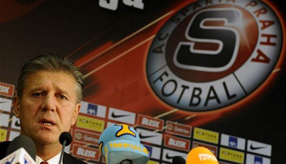 Jozef Chovanec má za sebou první den ve funkci trenéra Sparty po konci Vítzslava Laviky. Hráe nechal vyklusávat ve Stromovce.