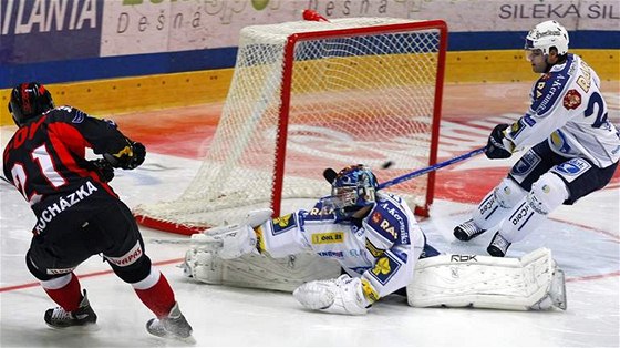 Zákrok gólmana Romana Málka v utkání proti Znojmu.