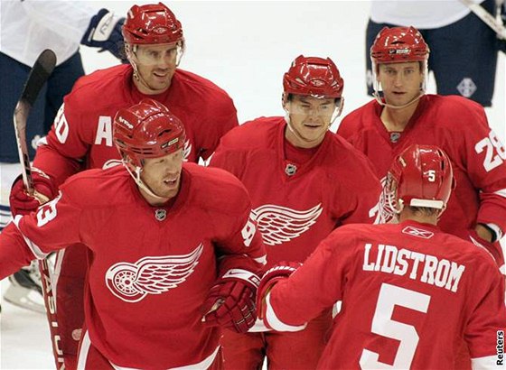 ZPT DO RUDÉ. Po roce v KHL navlékne Jií Hudler (uprosted) znovu dres Detroit Red Wings.