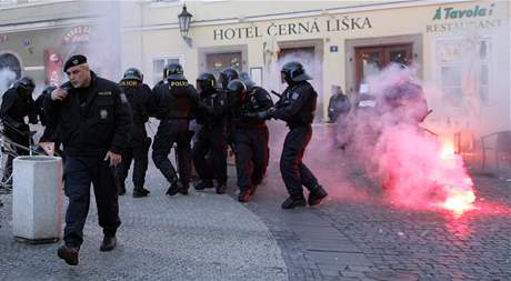 Pi rvace fanouk s policisty byl jeden ze strc zkona zrann.