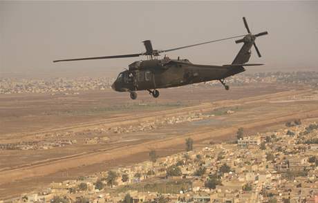Vojáci údajn vyskákali z vrtulník, zastelili osm lidí a odletli smrem k Iráku. Velení armády USA informace nepotvrdilo. Ilustraní foto.
