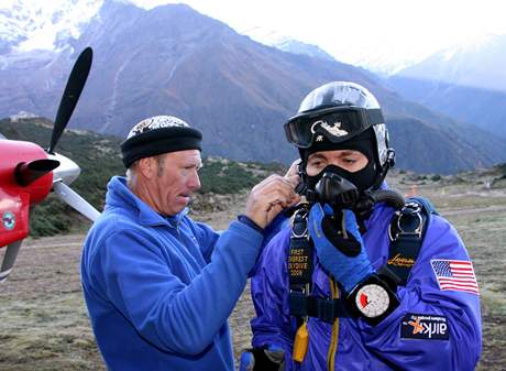 Trojice parautist poprv seskoila nad Mount Everestem.