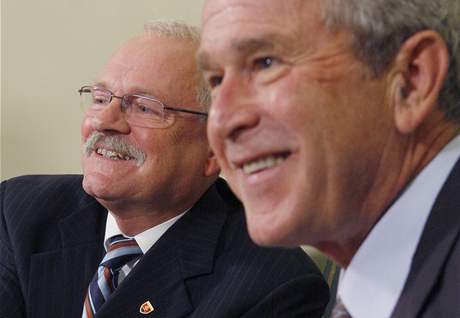 George Bush po setkání s Ivanem Gaparoviem odloil rozhodnutí o zruení víz na listopad.