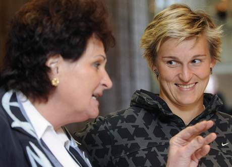 Bývalá koulařka Helena Fibingerová a olympijská vítězka v hodu oštěpem Barbora Špotáková na tiskové konferenci