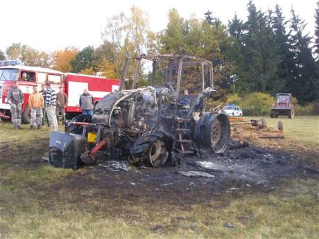 Traktor Zetor spálený poárem u Rudníku nedaleko Vrchlabí
