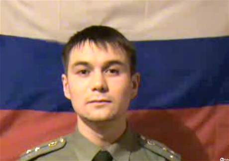 Vitalij Efremov ve vidoklipu rapuje a stuje si na podmínky v ruské armád.
