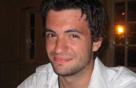 Britský student Jason Venezia se kvli sázce upil k smrti. Za dvacet minut vypil 15 panák vodky.