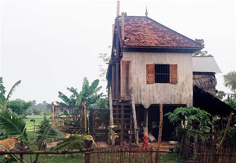Kambodtí manelé si po rozchodu rozdlili dm na pl a kadý te ije na opaném konci vesnice.