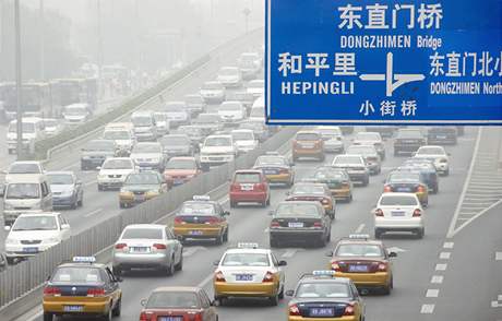 Sami obyvatelé Pekingu volají po omezení automobilové dopravy.