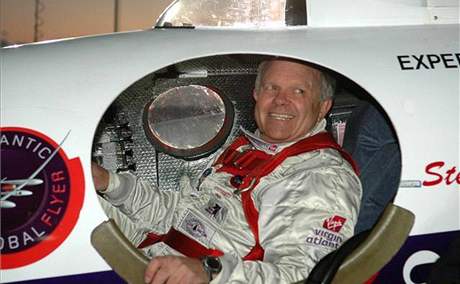 Steve Fossett se 3. září 2007 ztratil po odletu z Nevady, pátrání je zatím neúspěšné