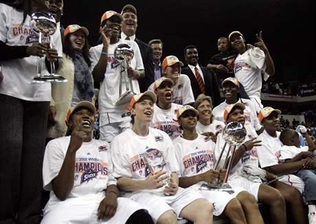 Takto loni slavily basketbalistky Detroitu Shock svj tetí titul v historii.