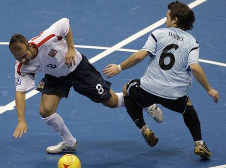Futsal, esko - Uruguay: Marek Kopecký (vlevo) v souboji s Danielem Laurinem