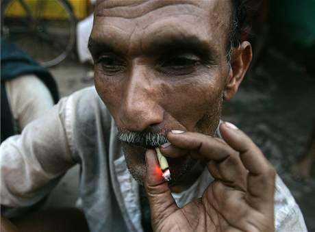 Obyvatel indické Kalkaty si vychutnává jednu ze svých posledních cigaret na veejnosti. (1.íjna 2008)