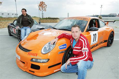 Letoní závod Diamond Race vyhrál Petr Kí se svým porsche. V pozadí stojí editel závodu Milan Markovi.