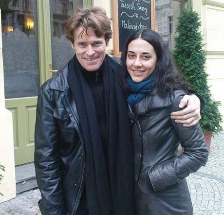 Willem Dafoe se svou pítelkyní v centru Prahy (3.10.2008)