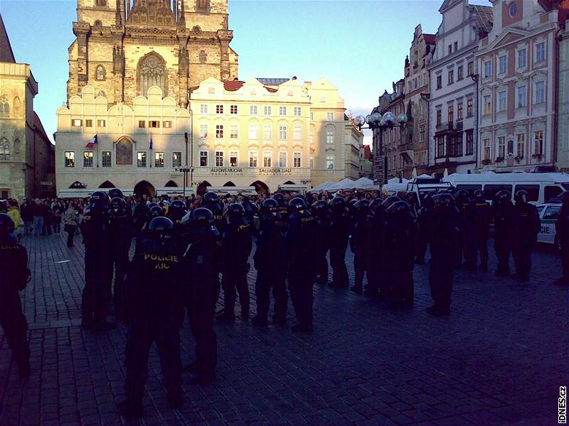 Policie zadrela asi stovku fanouk. Ty nejagresivnjí z nich pedvede, ostatní si "prolustruje".