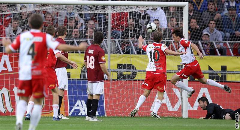 Sparta - Slavia. Vladimír micer dává první gól hostujícího týmu.