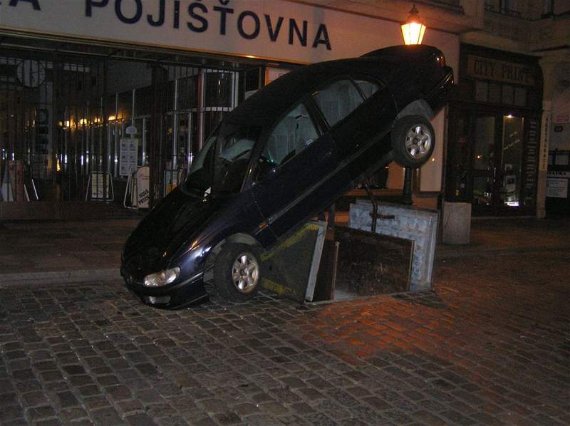 Opel vyzdviený výtahem na námstí Republiky v Plzni (8.10.2008)