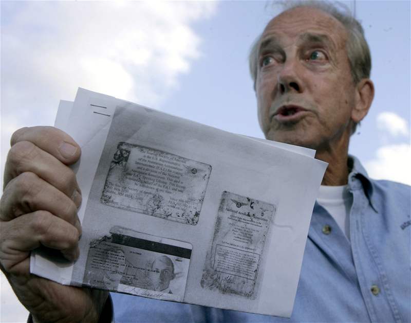 erif John Anderson ukazuje kopie nalezených doklad Steva Fossetta.