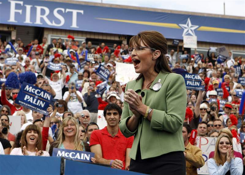 Sarah Palinová hovoí ke stoupencm republikán v kalifornském Carsonu. (4. íjna 2008)