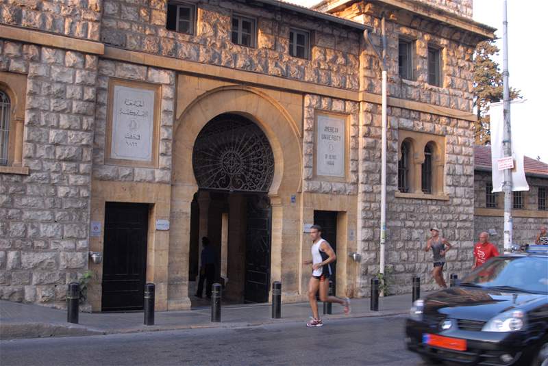 Hlavní brána Americké univerzity v Bejrútu v Blissov ulici
