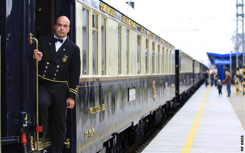 Orient Express eká v Beclavi na výmnu lokomotivy
