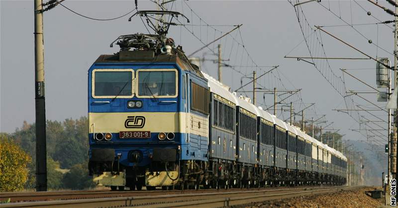 Orient Express dnes projel trasu z Vídn do Prahy. Snímek byl poízen poblí Zámrsku
