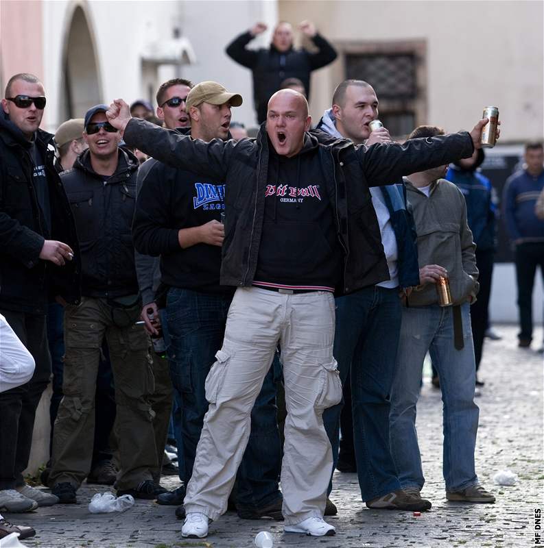 Policie zadrela asi stovku fanouk. Ty nejagresivnjí z nich pedvede, ostatní si "prolustruje".