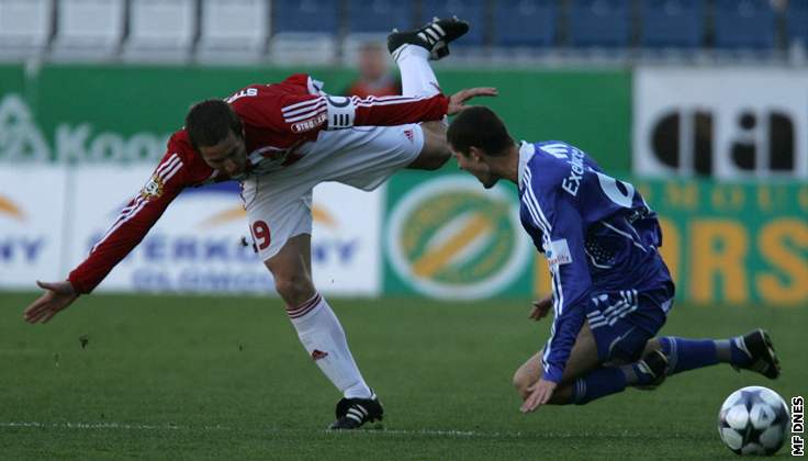 Olomouc - ikov: olomoucký Ladislav Onofrej (vpravo) v souboji se ikovským Lukem Straceným