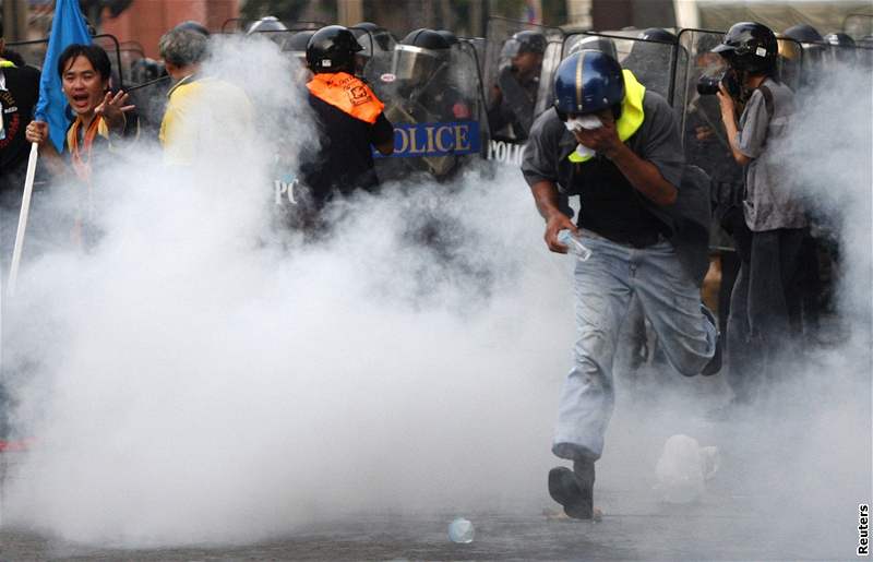 Bangkocká policie rozehnala protivládní demonstraci slzným plynem.