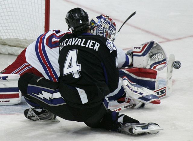 Branká Rangers Henrik Lundqvist a Vincent Lecavalier z Tampy.