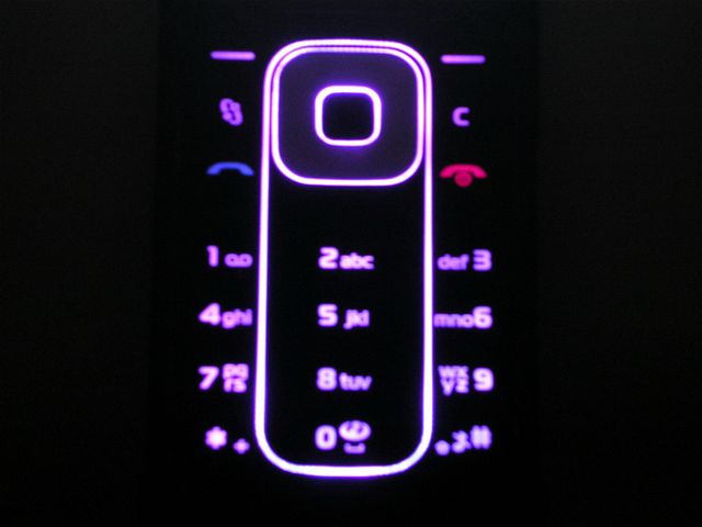 Nokia 6650 skvle vypadá a navíc perfektn sedne do ruky.
